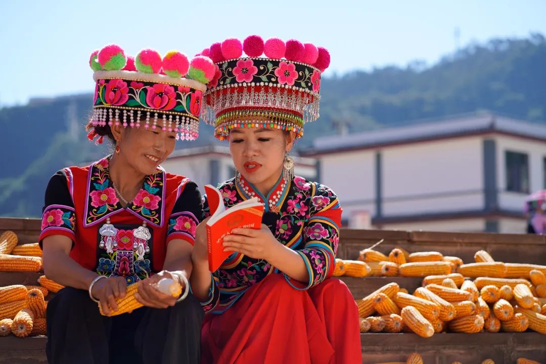 楚雄彝族自治州牟定县开展普法活动,图为金瑞瑞(右一)走进田间地头