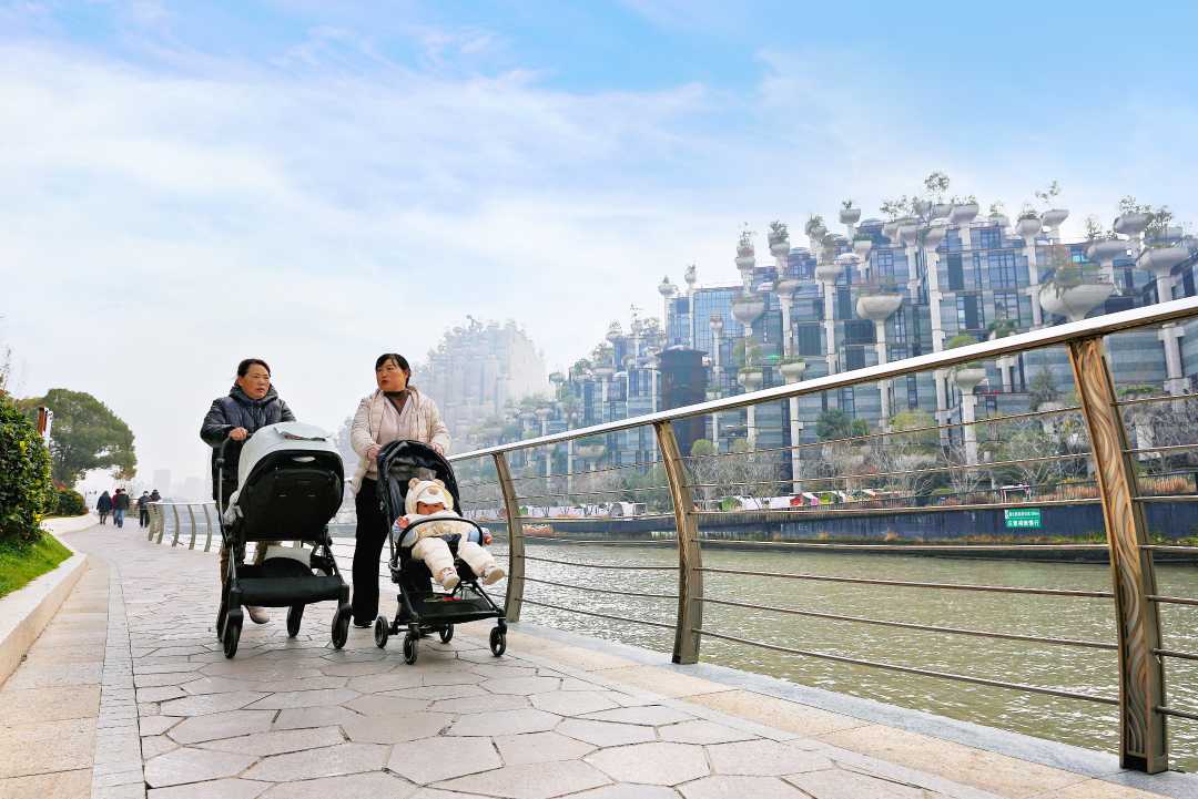 宜川路街道党群办主任吴轶君说:"从沿河不见河到近水更亲水,如今