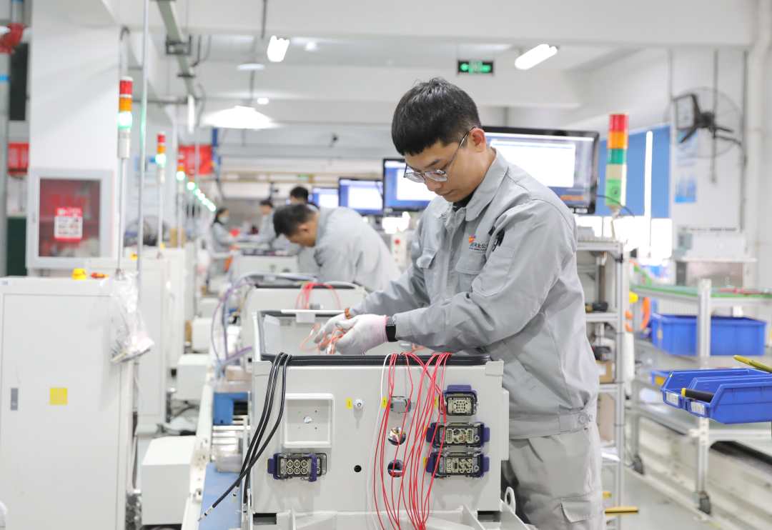 工人在组装风电变桨机箱.张思琪摄