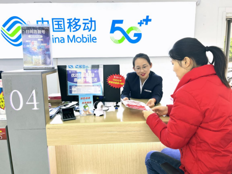 在寿光市新兴街营业厅,营业员们早早地来到工作岗位,以最饱满的工作