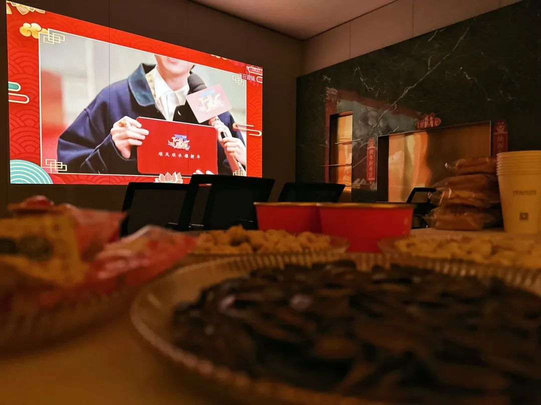 除夕节日的氛围,檀悦项目在负一楼vip室开展了"檀悦陪您看春晚活动"