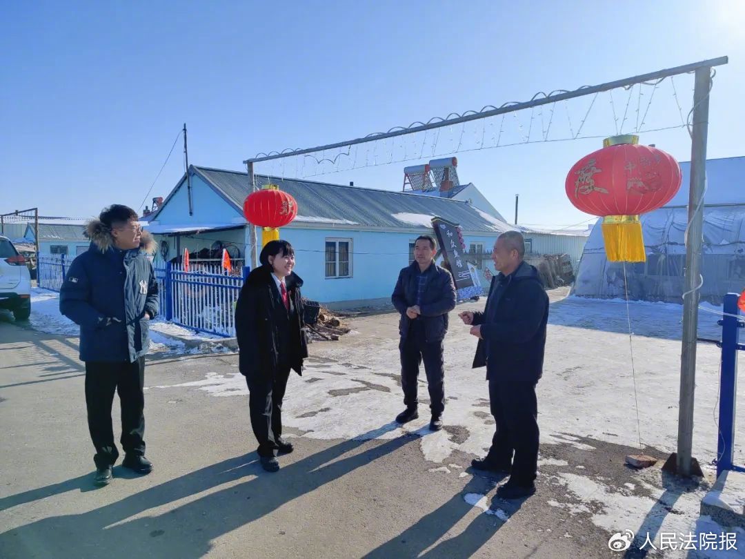 图为刘元芹与王海文向"巧嫂农家游一条街"经营户征求司法护航旅游业