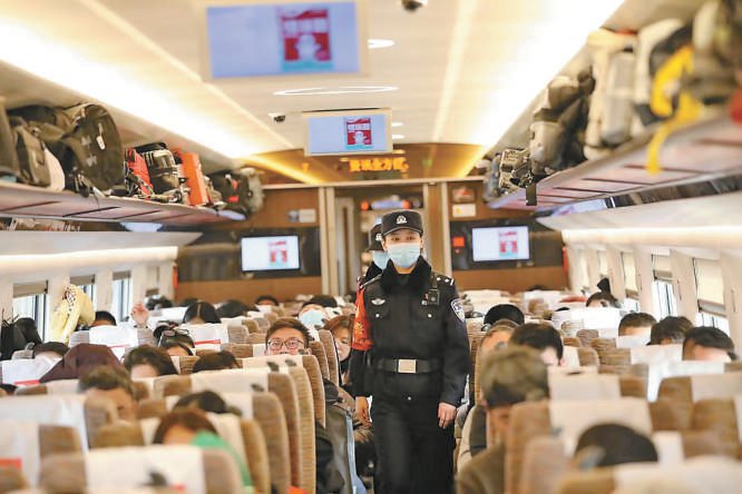 女子乘警组成员李泽鑫,张茗馨正在春运的列车上担任值乘任务.