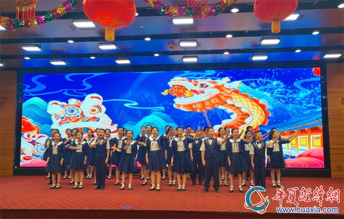 北京市东城区灯市口小学金帆合唱团的同学们现场演唱歌曲《龙的传人》