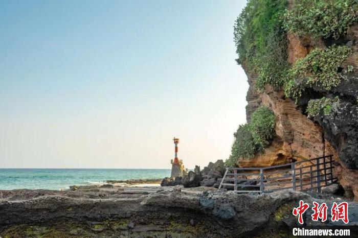 主要景点有鳄鱼山,五彩滩,滴水丹屏,石螺口景区,涠洲岛灯塔,天主教堂