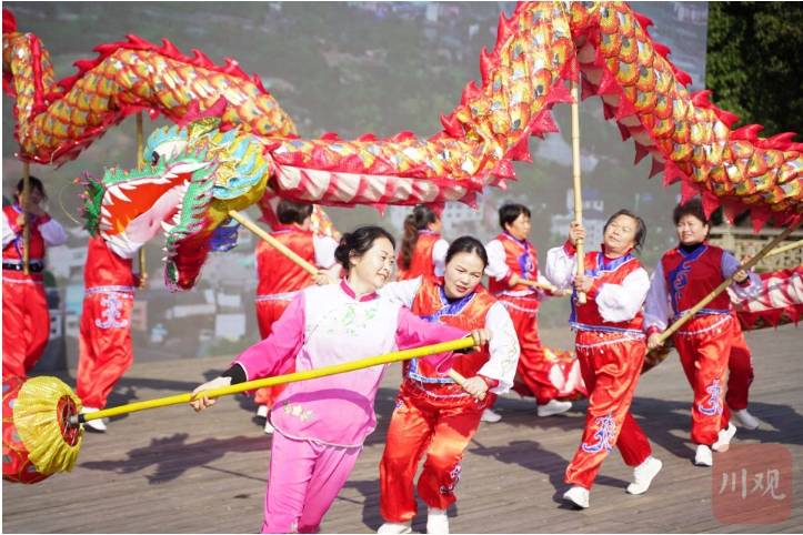 隆昌市界市镇女子舞龙队彩排现场.唐广 摄