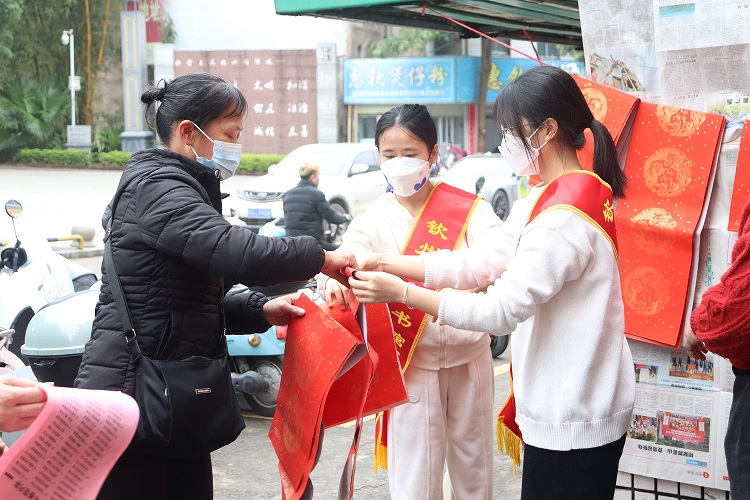 在各项文化志愿服务活动中穿梭的"红马甲"们