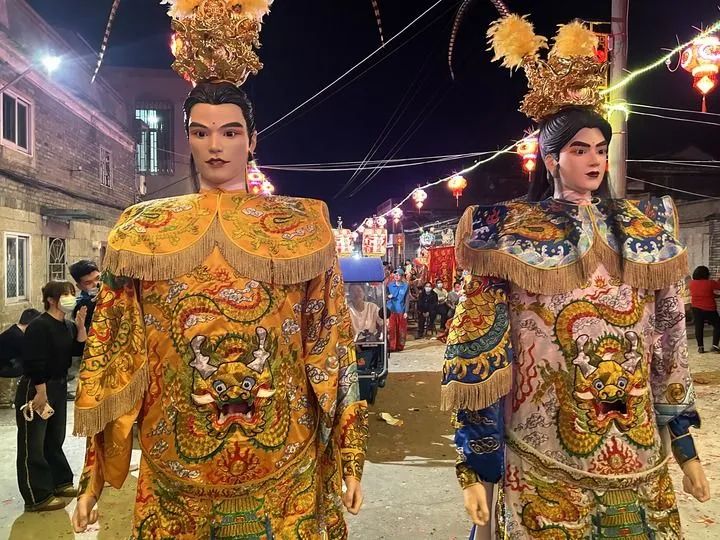 神将是游神中颇为醒目的存在,气宇轩昂,仪表堂堂,意气风发的"张世子""