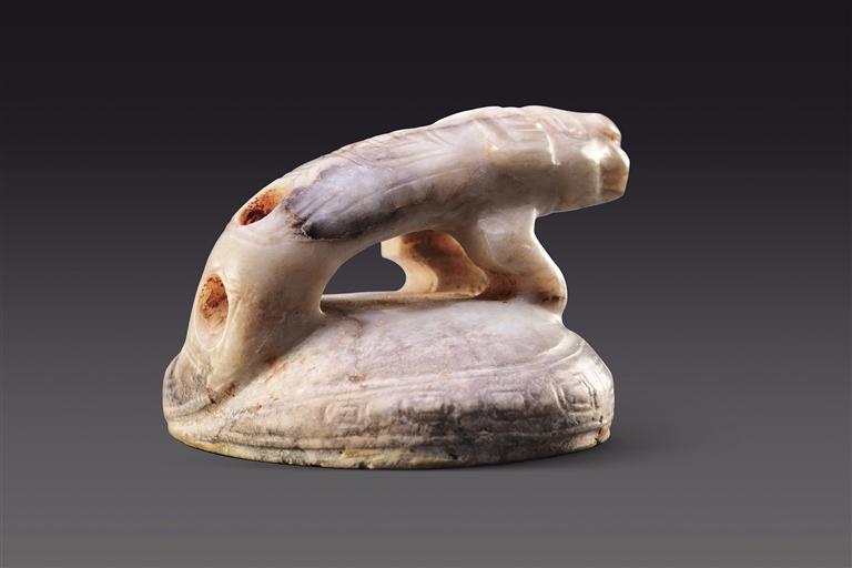 渭南市博物馆的商代龙钮四神纹玉印(资料照片).