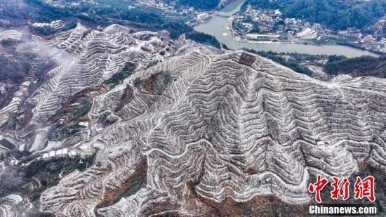 地处大别山腹地的安徽省安庆市岳西县境内出现大面积冰冻雨雪天气