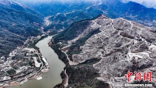 地处大别山腹地的安徽省安庆市岳西县境内出现大面积冰冻雨雪天气