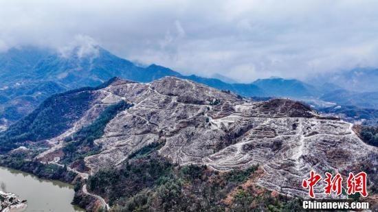 地处大别山腹地的安徽省安庆市岳西县境内出现大面积冰冻雨雪天气
