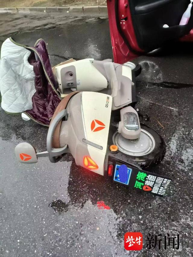 随手开车门,电动车避让不及一头撞了上去_新浪财经_新浪网