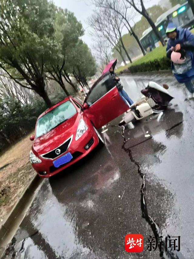 图为两车相撞的现场