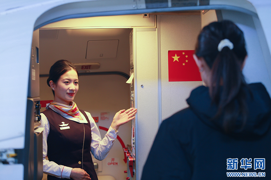 长安航空乘务员雷玉妍迎接旅客登机.