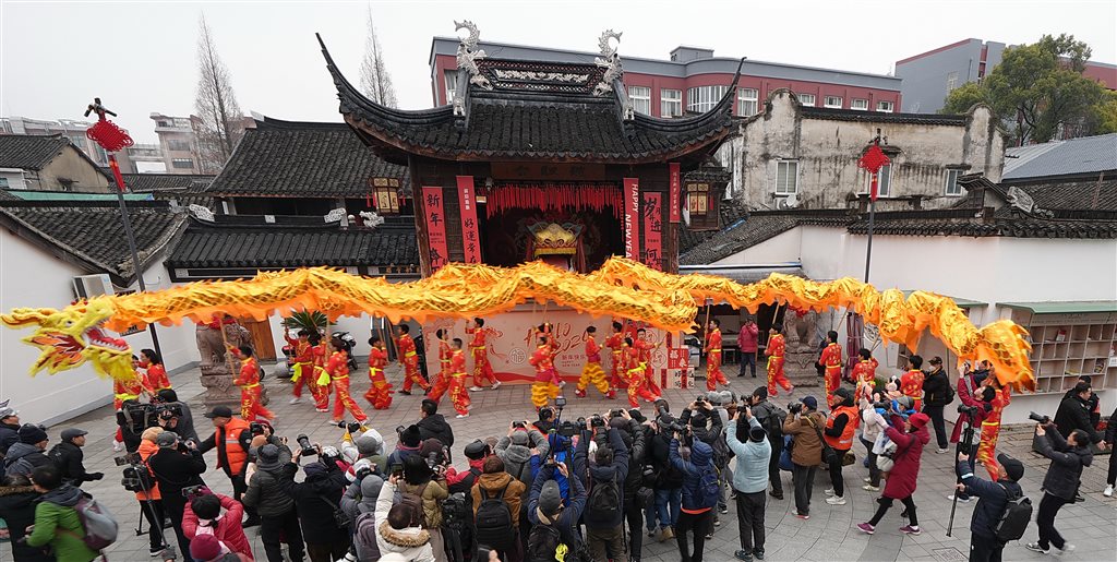 50多人共舞120米长龙 浦东三林老街热热闹闹迎元宵