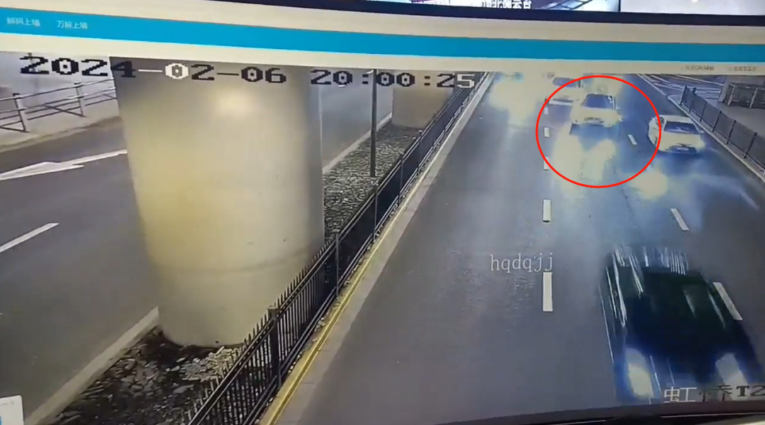 虹桥机场附近两车剧烈相撞!第三辆车车主才是罪魁祸首?