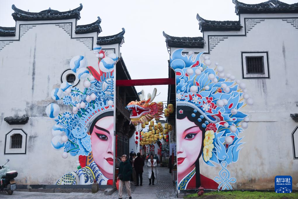 2月20日,游客在金华市金东区岭下镇坡阳古街上游览.