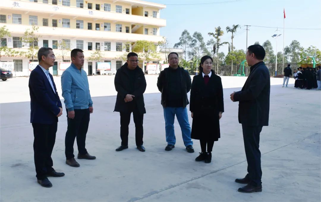 中学副校长黄花春带着心中的问题,来到地处中越边境的宁明县爱店镇