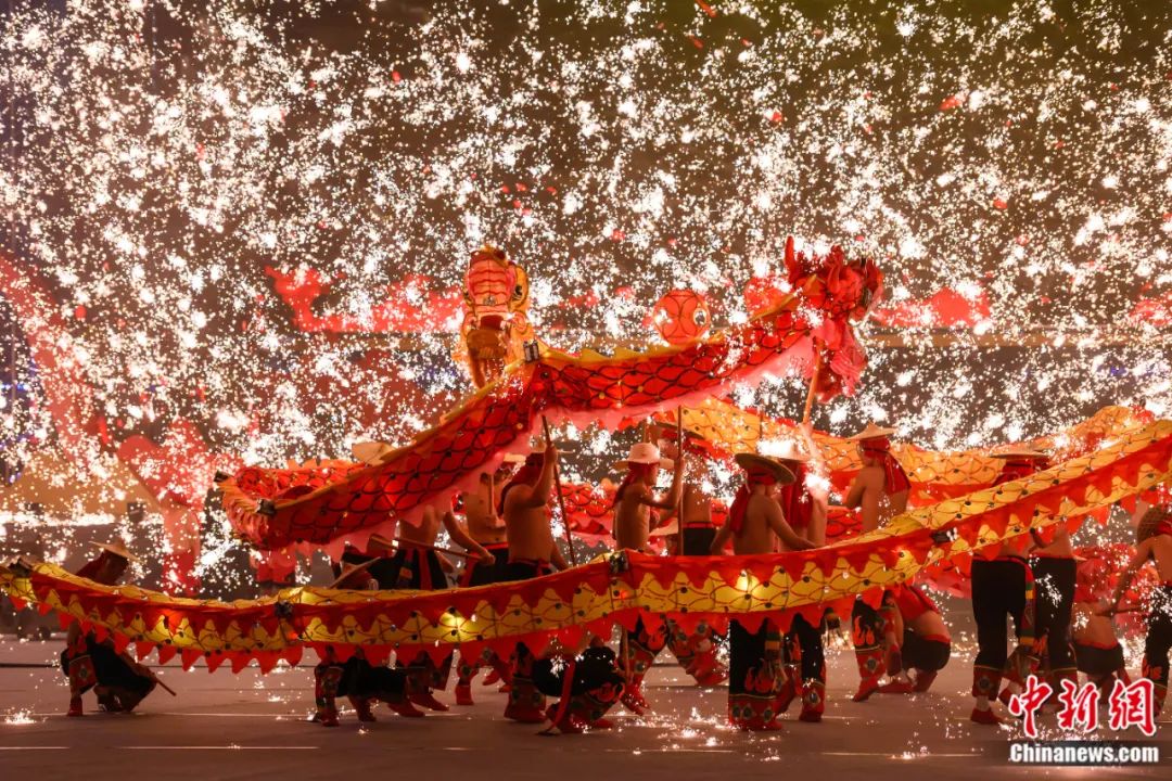 2024年2月2日晚,重庆铜梁,国家级非物质文化遗产——铜梁龙舞的火龙