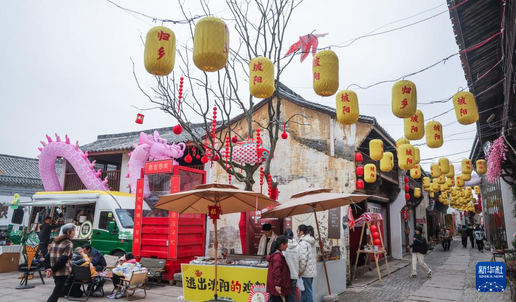 2月20日,游客在金华市金东区岭下镇坡阳古街上游览.