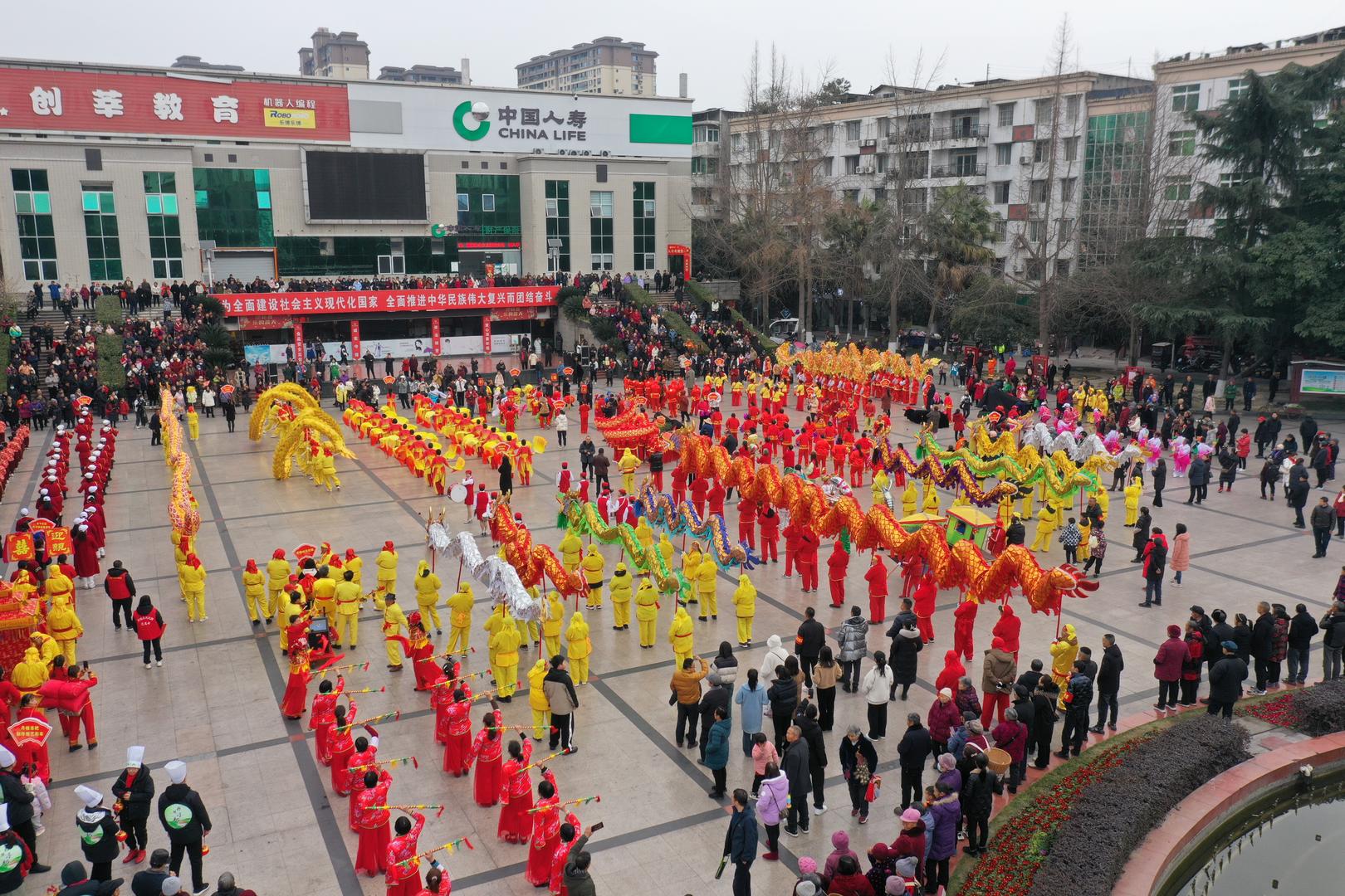 >滚动新闻>正文>▲民俗巡游此次巡游展演从丹棱县九龙广场出发,经过正