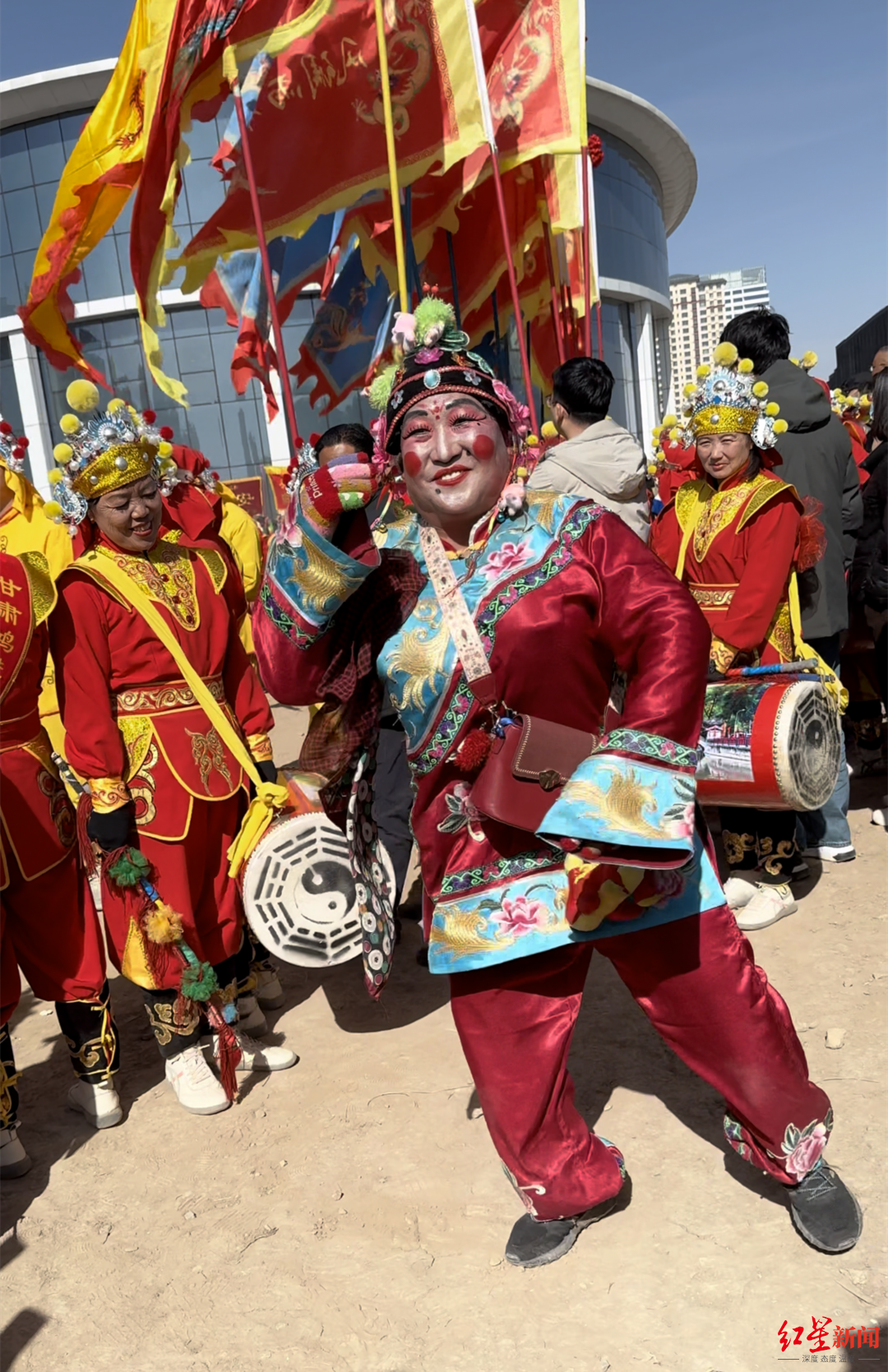 甘肃网红杨老二今日下葬妻子因悲伤过度哭晕过去邻居痛惜他一直乐观