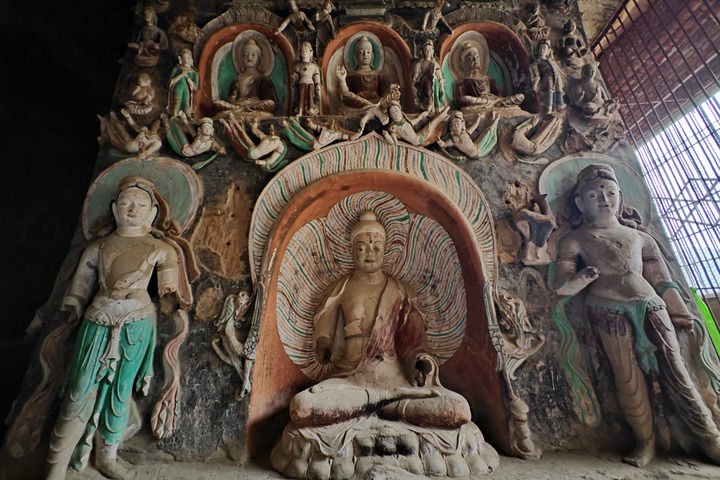 这是6月25日在张掖市肃南县拍摄的马蹄寺石窟群金塔寺石窟内景象.