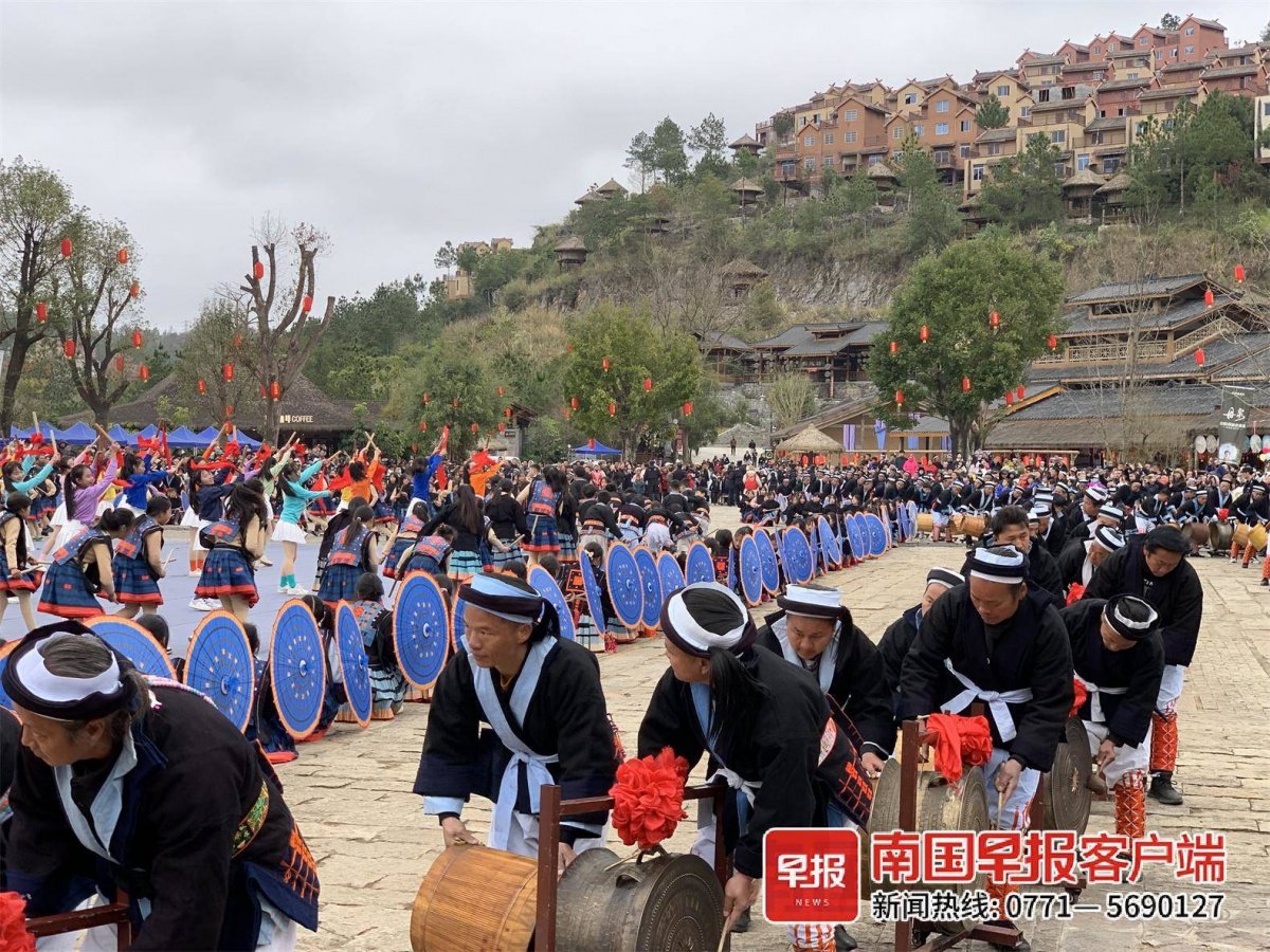 桂黔白裤瑶胞齐聚南丹逛年街
