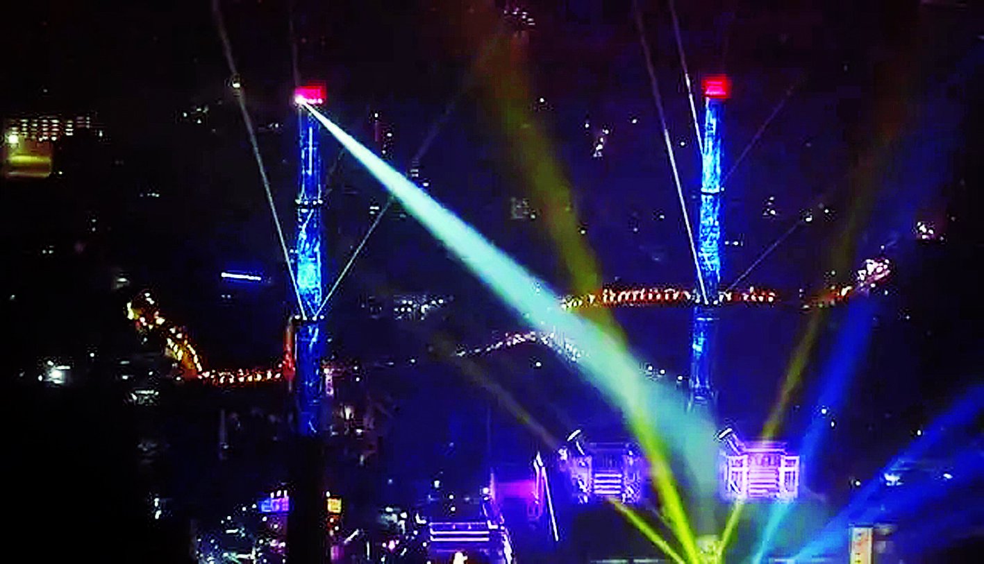 重庆美术公园景观之一,240米烟囱射出光线.视频截图