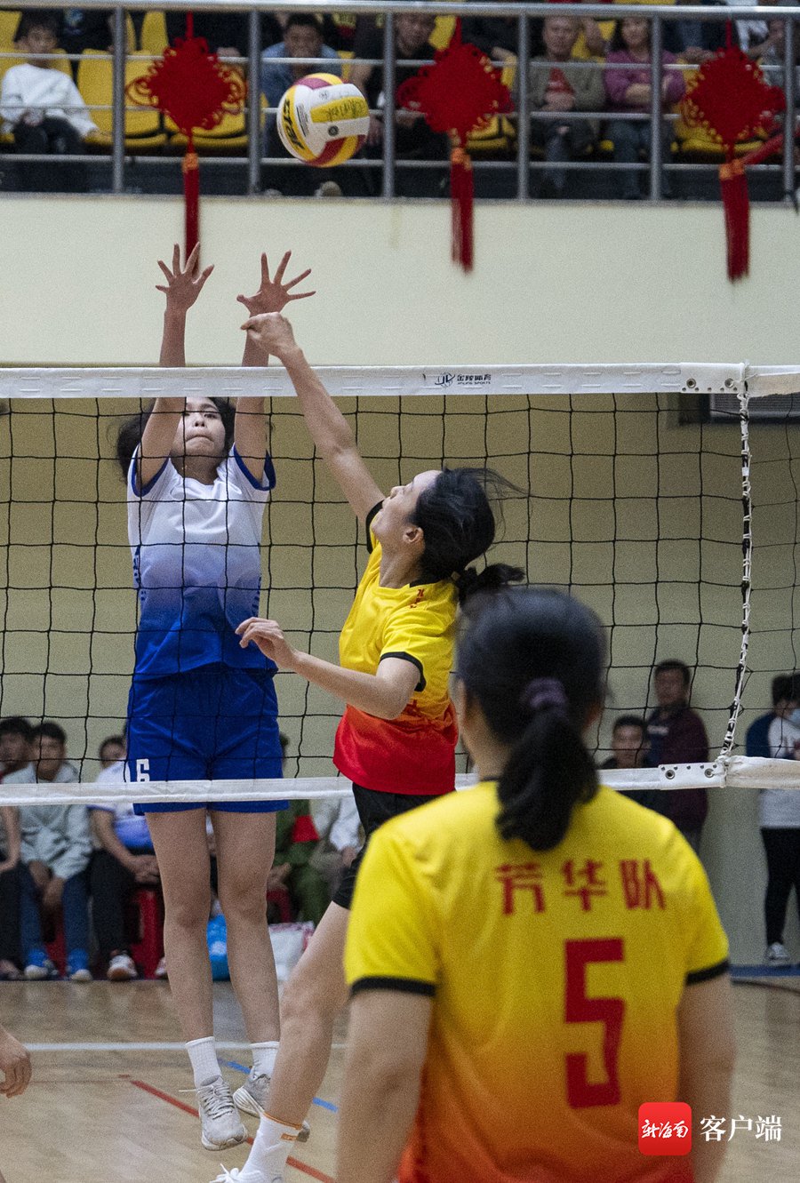 女子排球表演赛现场.记者 李昊 摄