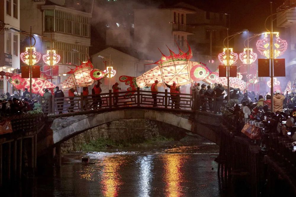 2月22日,在安徽省黄山市歙县溪头镇汪满田村,鱼灯表演队伍在村中嬉游