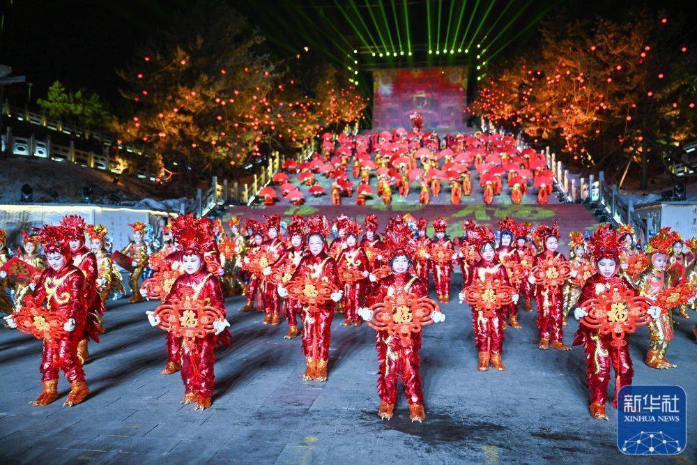 2月23日,当地居民在内蒙古乌兰察布市卓资县广场上观看节目.