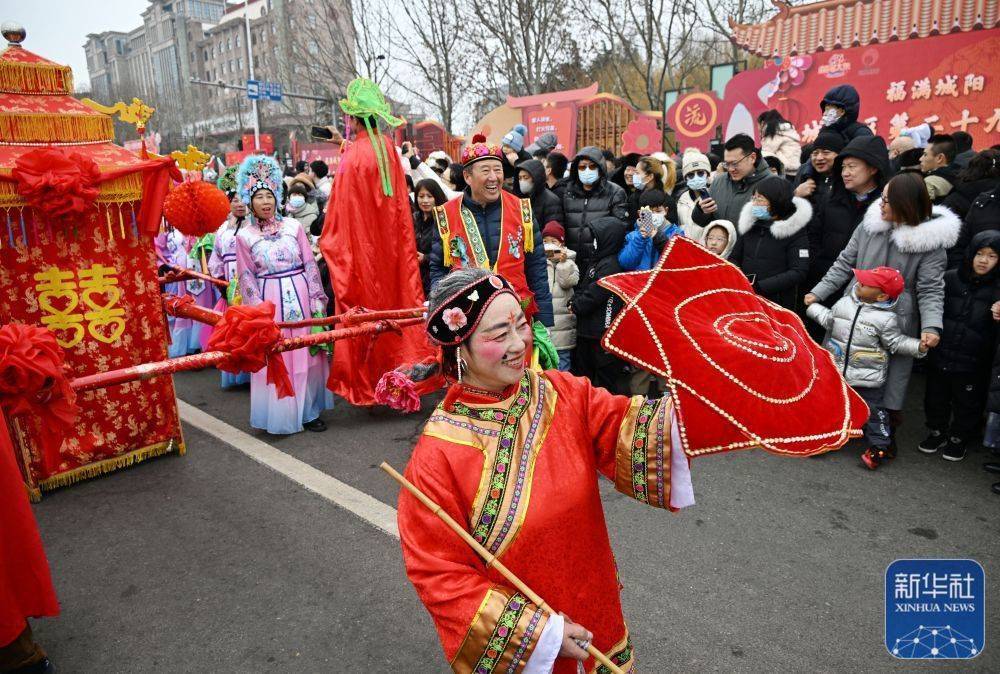 2月24日,演员在山东青岛城阳第二十九届民间艺术节上巡游表演.
