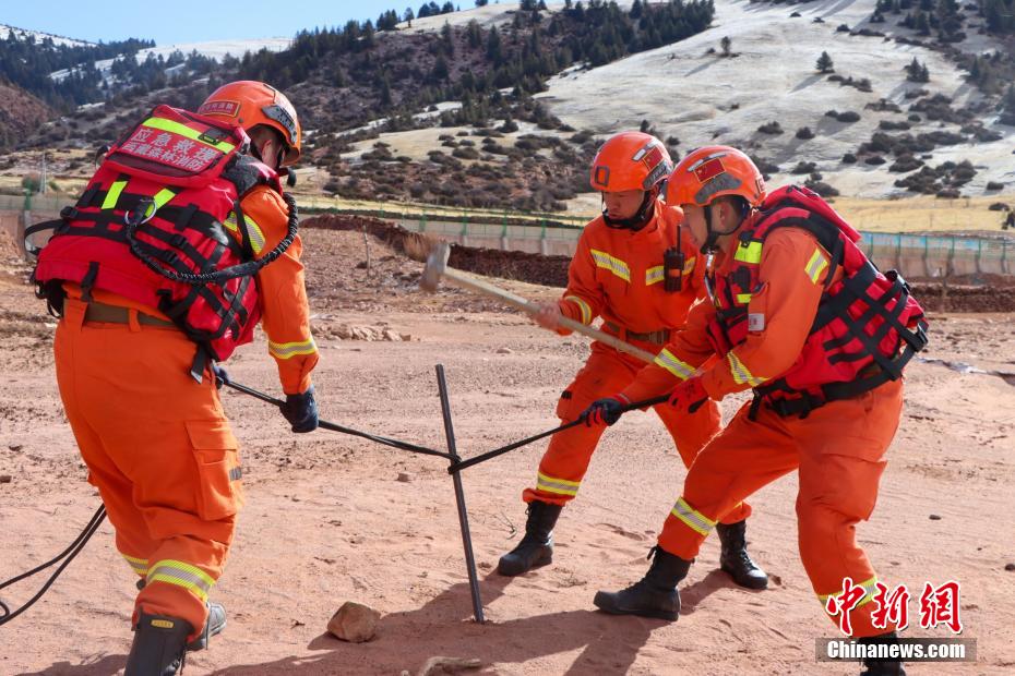 图为救援人员制作锚点进行安全辅助.