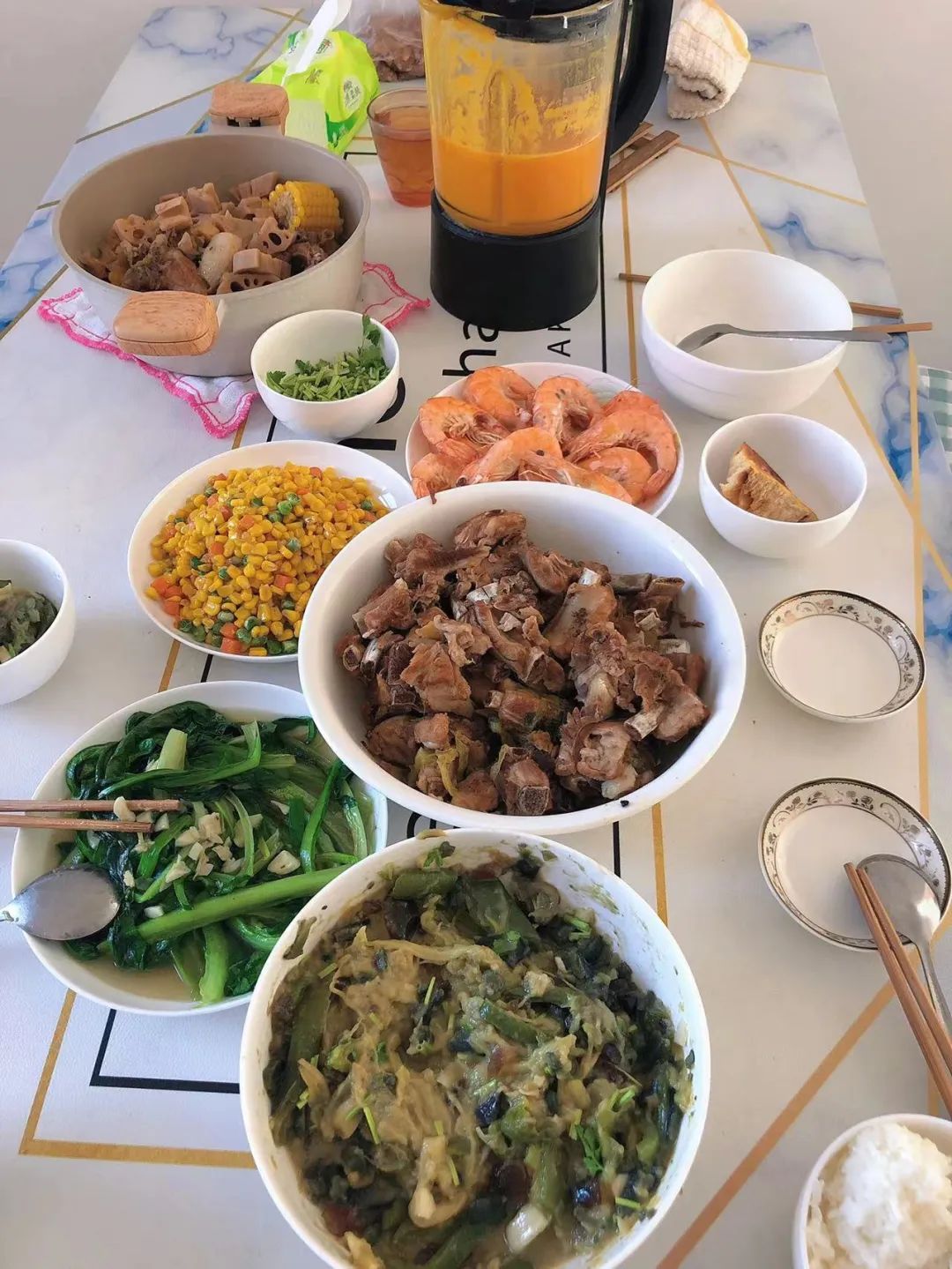 王乐怡在去年春节吃的饭菜。今年，她一个人的年夜饭是自制的韭菜盒子、鱼和烤紫薯。 / 受访者供图
