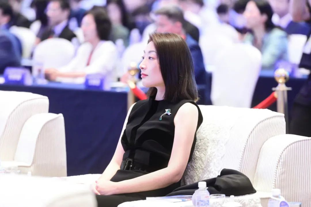 宗馥莉自2018年4月起担任娃哈哈集团品牌公关部部长,2020年3月起兼任