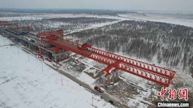 兰原高速东坝头黄河大桥"超大跨径"钢箱梁成功架设|高