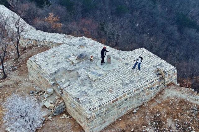 2024年1月30日,游客在位于北京平谷,天津蓟州,河北承德交界处的三界碑