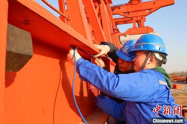 工作人员在架桥机上安装监测设备。上海隧道股份市政集团供图