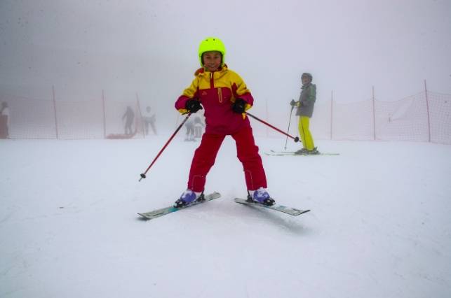 游客在巴山大峡谷景区罗盘顶滑雪场滑雪