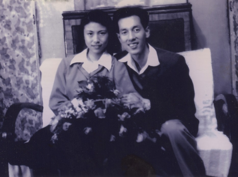 1956年黄旭华与李世英在家中举办婚礼时的合照(黄旭华供图)