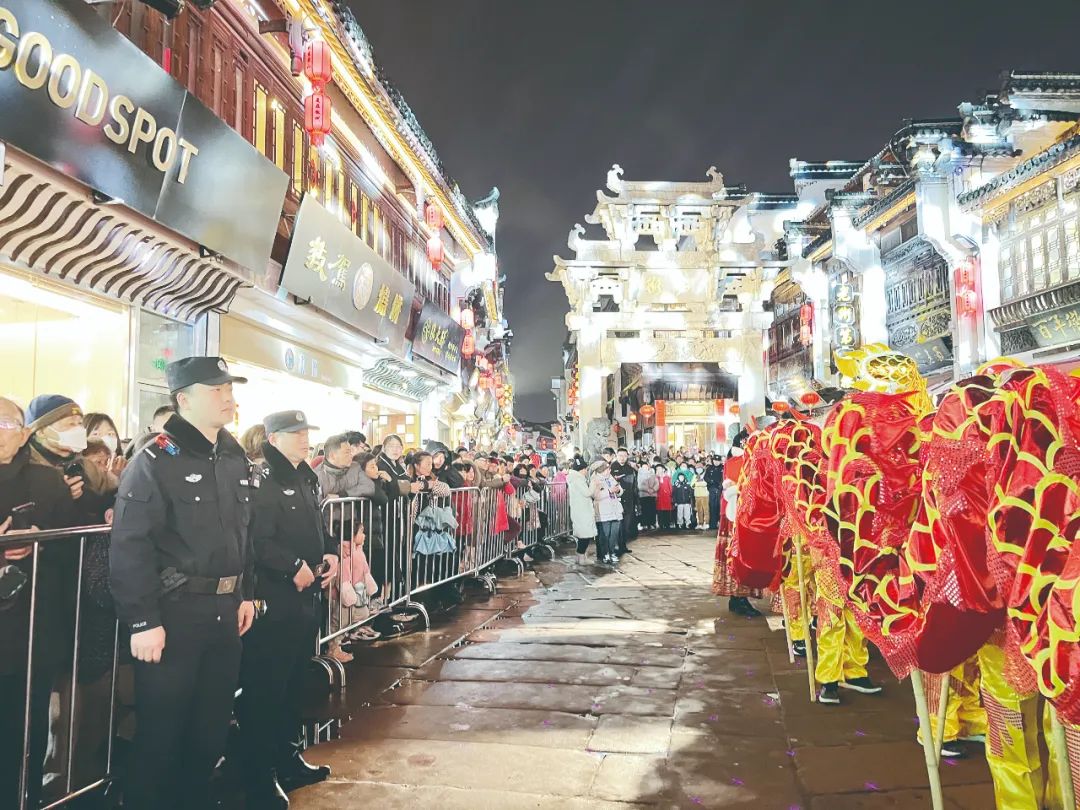 穆亚楠 摄2月24日,黑龙江省哈尔滨市公安局道里分局民警在中央大街