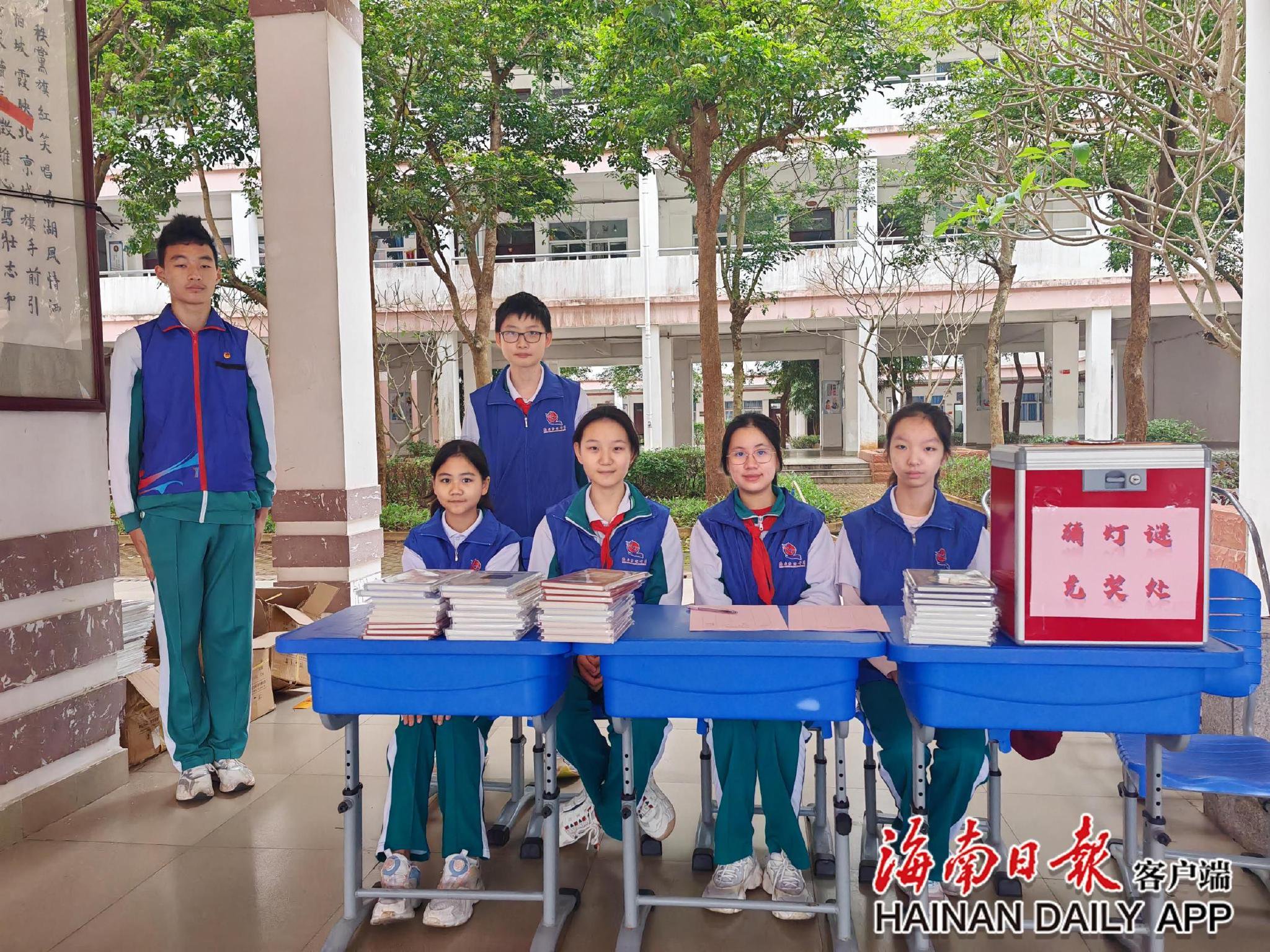 海南华侨中学初中部开展开学志愿服务活动.图为学生志愿者合影.