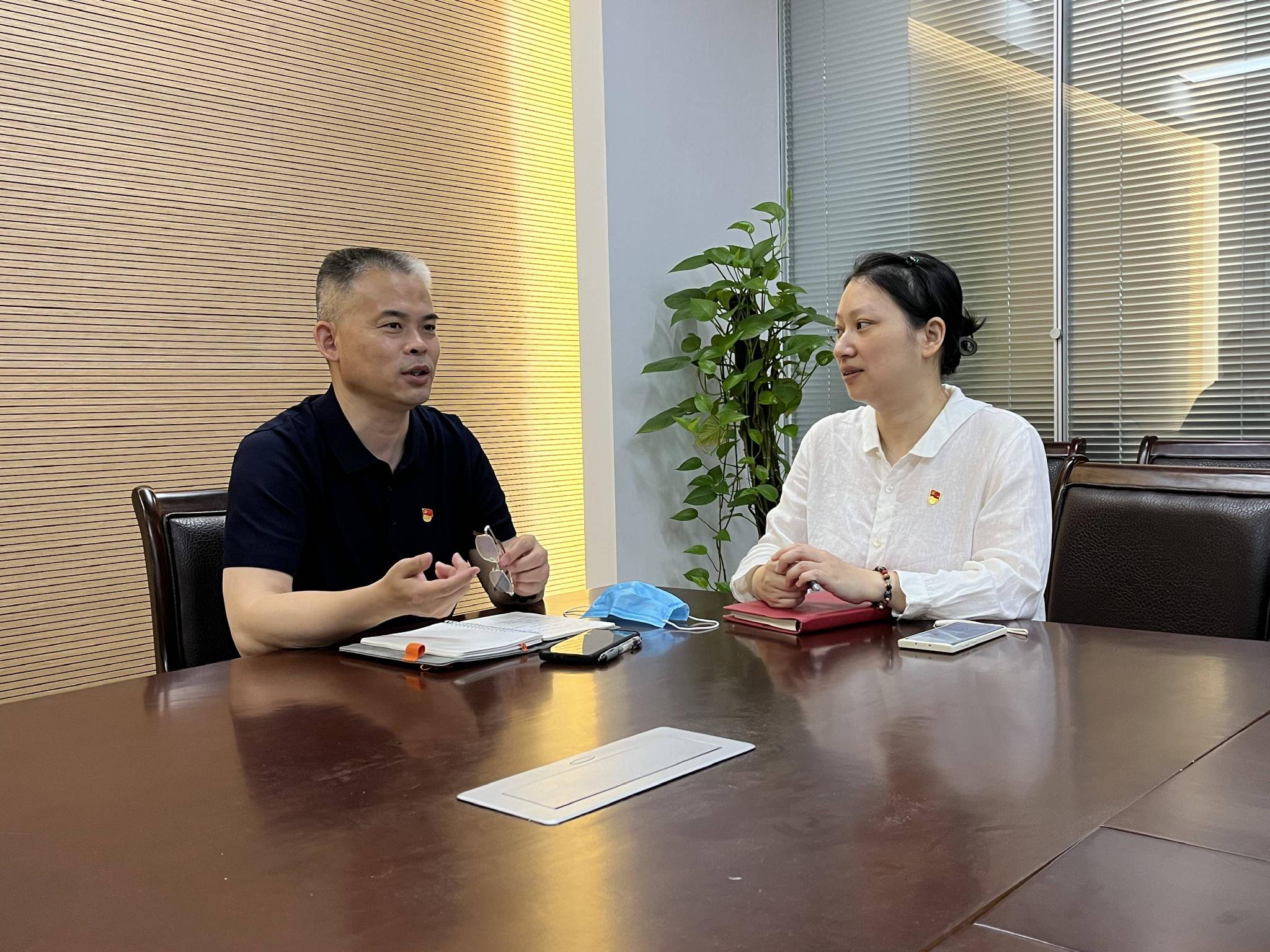 从晨光熹微到夜色阑珊,办公室里总能看到黄春桃忙碌的身影.