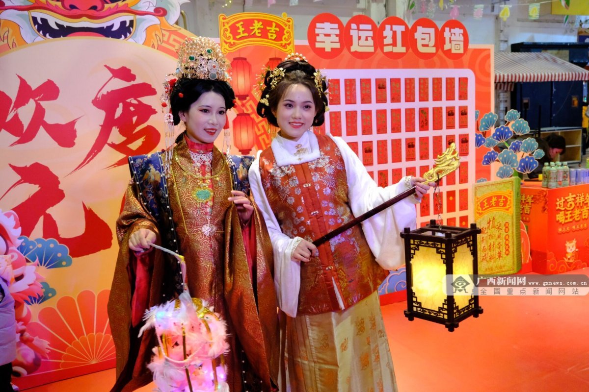 汉服爱好者手持花灯合影.记者 尹世斌 摄