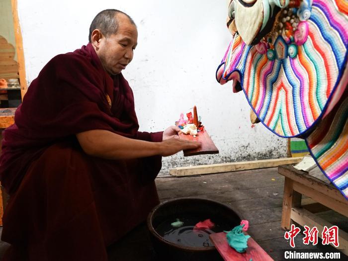 今年农历正月十四,中新社记者探访塔尔寺酥油花制作的"杰尊增扎"(上花