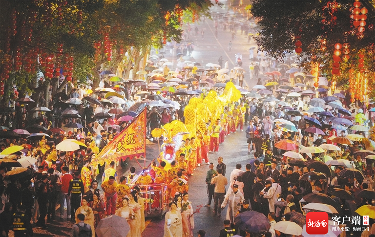 2月24日,海口府城换花节现场,一条"灯光长龙"在锣鼓声中舞动.