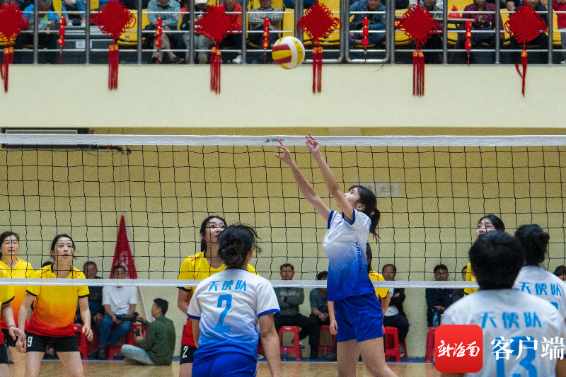 女子排球表演赛现场.记者 曹志 摄