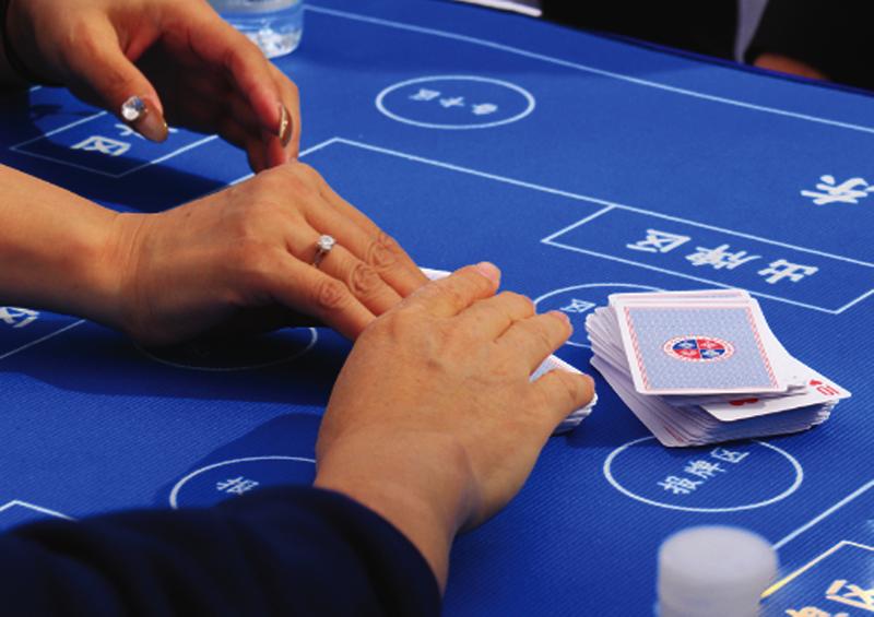 "一个牌桌,两副扑克,四人围坐,今年春节期间,不少市民在家庭聚会时有